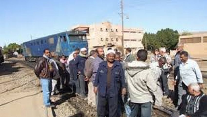 عمال نسيج سمنود يوقفون حركة قطارات طنطا